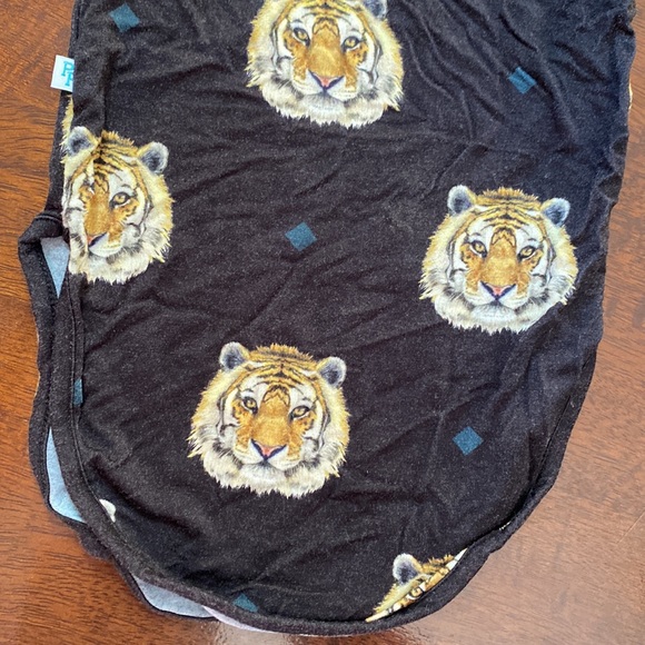 Posh Peanut 0-3 mos Tiger print knotted sleeper. - Picture 4 of 7